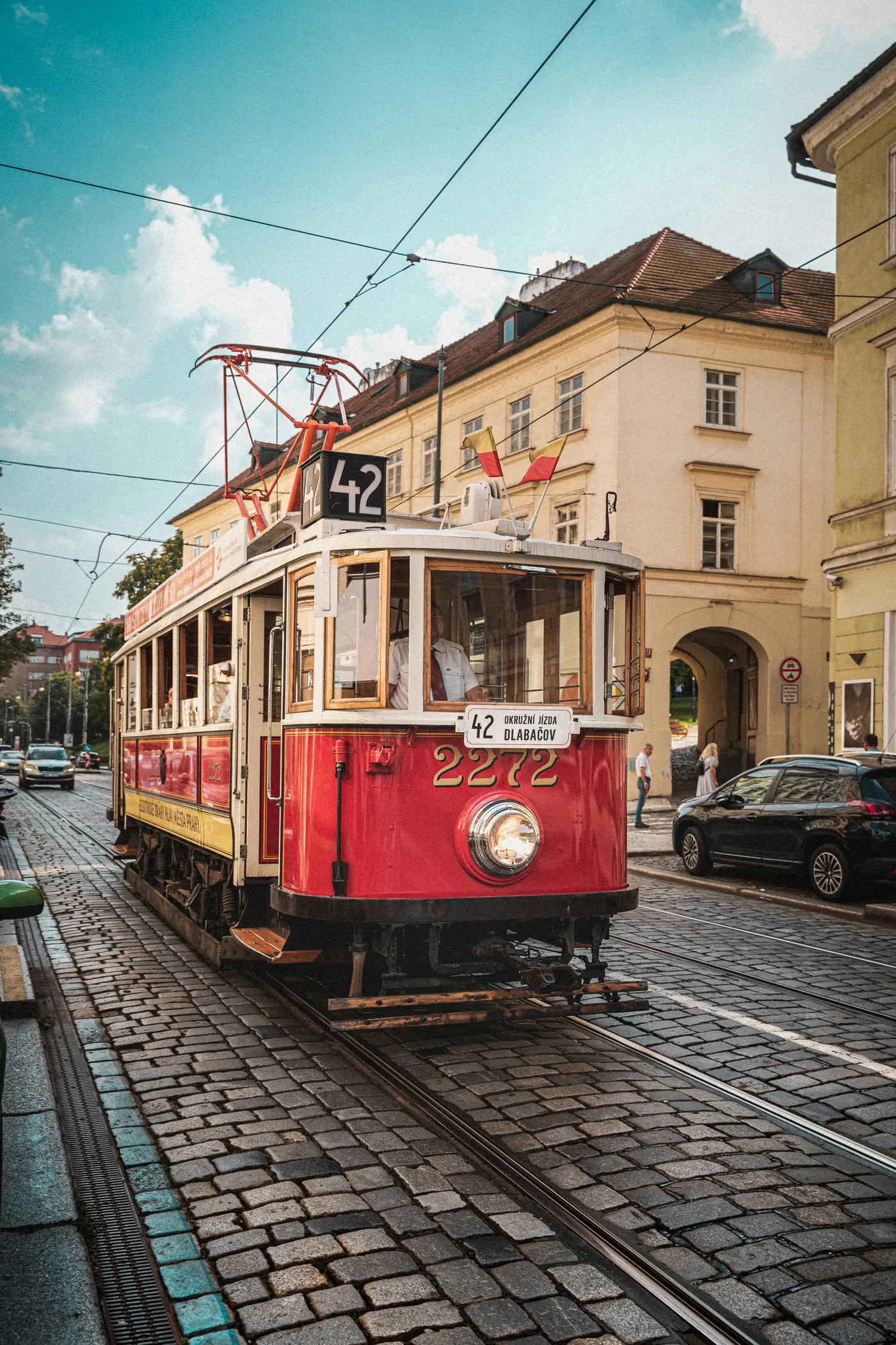 Rote historische Tram 42 in der Prager Altstadt